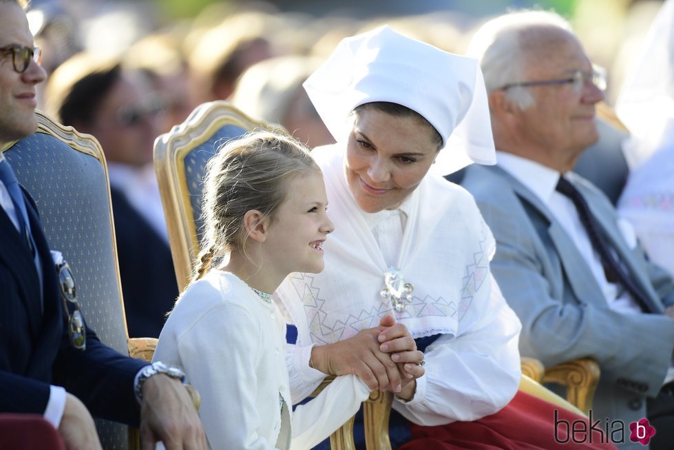 La Princesa Victoria de Suecia calmando a su hija Estela de Suecia en su 42 cumpleaños