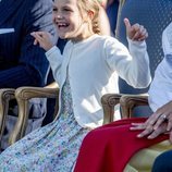 La Princesa Estela de Suecia divirtiéndose en la celebración del 42 cumpleaños de la su madre Victoria de Suecia