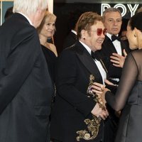 El Príncipe Harry y Meghan Markle saludando a Elton John en el estreno de 'El Rey León' en Londres
