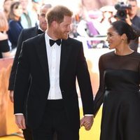 El Príncipe Harry y Meghan Markle acudiendo al estreno de 'El Rey León' en Londres