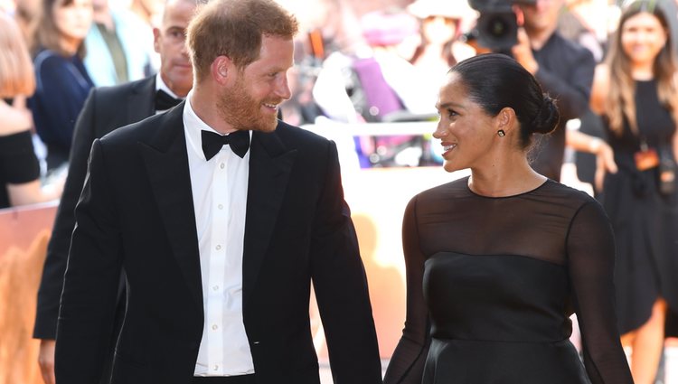 El Príncipe Harry y Meghan Markle acudiendo al estreno de 'El Rey León' en Londres