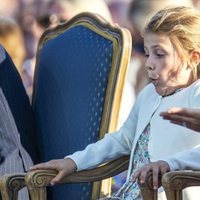 La Princesa Estela de Suecia haciendo gestos en la celebración del 42 cumpleaños de la su madre Victoria de Suecia