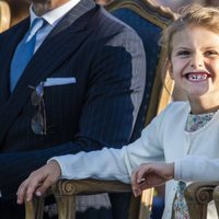 La Princesa Estela de Suecia sonriendo en la celebración del 42 cumpleaños de la su madre Victoria de Suecia
