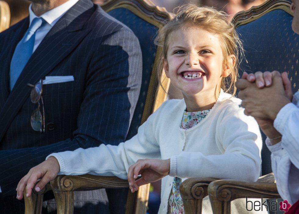 La Princesa Estela de Suecia sonriendo en la celebración del 42 cumpleaños de la su madre Victoria de Suecia