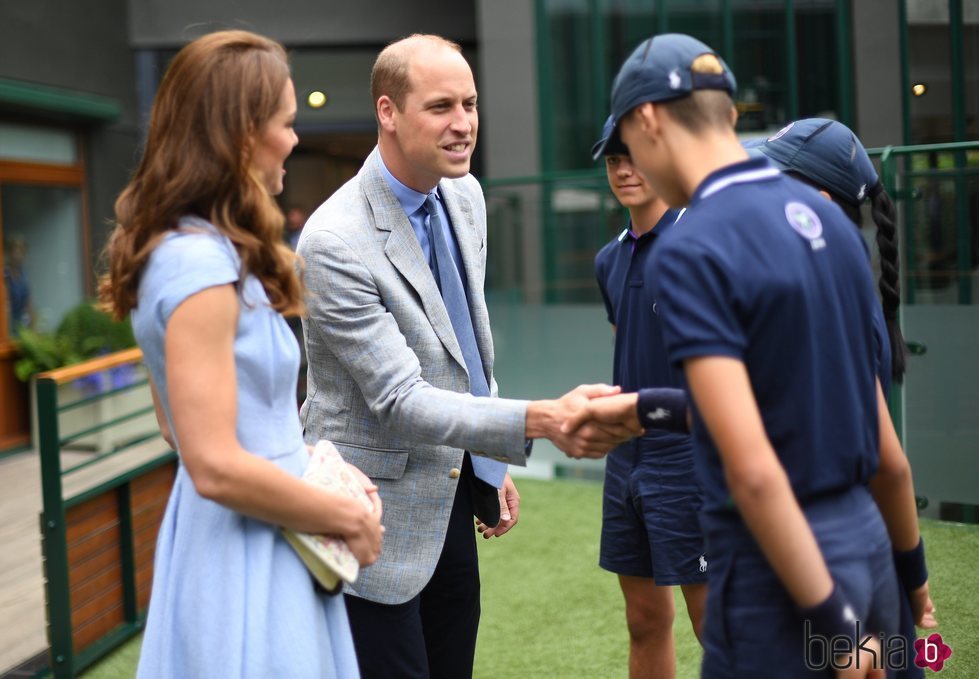 Los Duques de Cambridge saludando a los voluntarios de Wimbledon