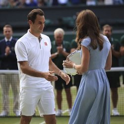 La Duquesa de Cambridge entrega el trofeo a Roger Federer