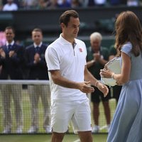 La Duquesa de Cambridge entrega el trofeo a Roger Federer