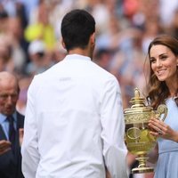 La Duquesa de Cambridge entrega la copa a Novak Djokovic