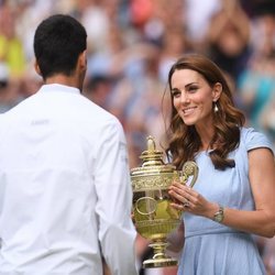 La Duquesa de Cambridge entrega la copa a Novak Djokovic