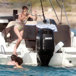 Macarena Gómez tirándose al mar en Ibiza