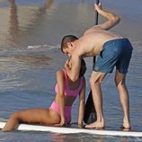 Aitana Ocaña y Miguel Bernardeau se besan en Ibiza