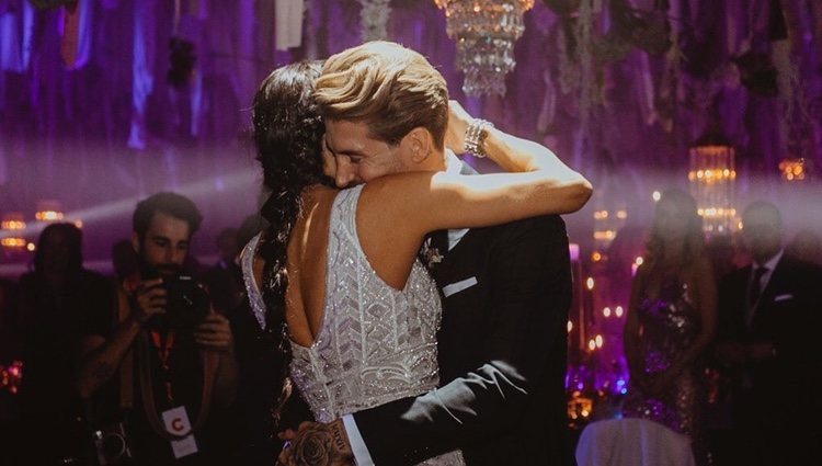 Pilar Rubio y Sergio Ramos fundidos en un abrazo el día de su boda