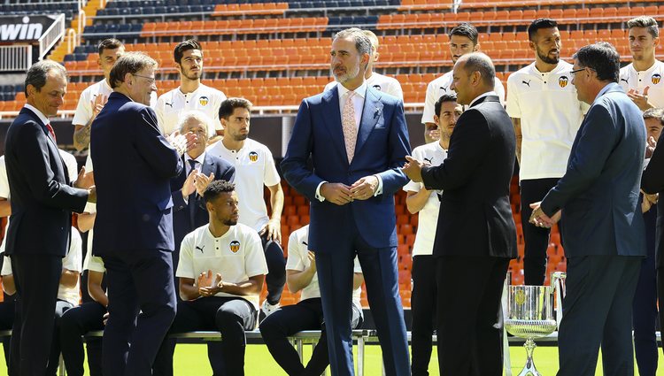 El Rey Felipe VI junto a la plantilla del Valencia CF