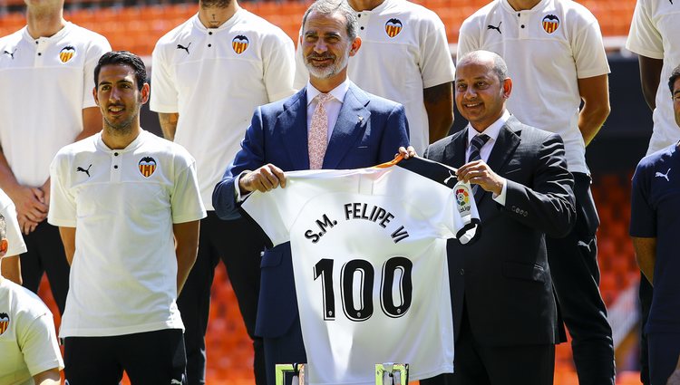 El Rey Felipe VI recibe la camiseta conmemorativa del centenario del Valencia CF