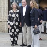 Los Reyes Juan Carlos y Sofía y la Infanta Elena en una cena en Sanxenxo