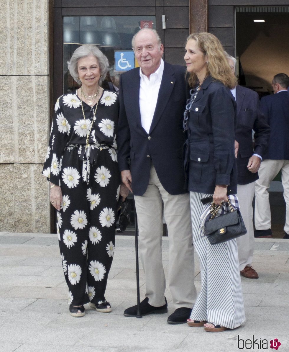 Los Reyes Juan Carlos y Sofía y la Infanta Elena en una cena en Sanxenxo