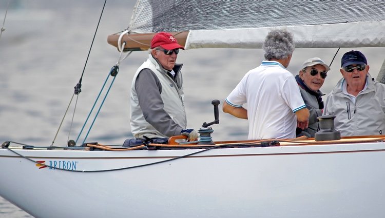 El Rey Juan Carlos, a bordo del Bribón 500 en las regatas de Sanxenxo