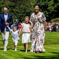 Victoria y Daniel de Suecia con sus hijos Estela y Oscar de Suecia en sus vacaciones en Solliden 2019
