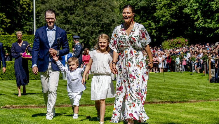 Victoria y Daniel de Suecia con sus hijos Estela y Oscar de Suecia en sus vacaciones en Solliden 2019