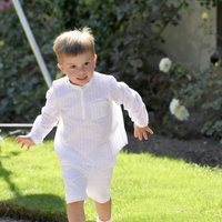 Oscar de Suecia jugando al fútbol en el Palacio de Solliden