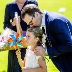 Daniel de Suecia besa a su hija Estela de Suecia en Solliden