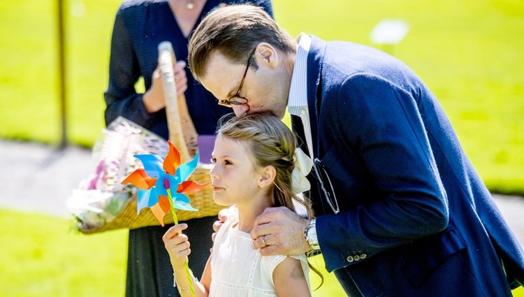 Daniel de Suecia besa a su hija Estela de Suecia en Solliden