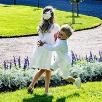 Estela y Oscar de Suecia jugando en los jardines de Solliden