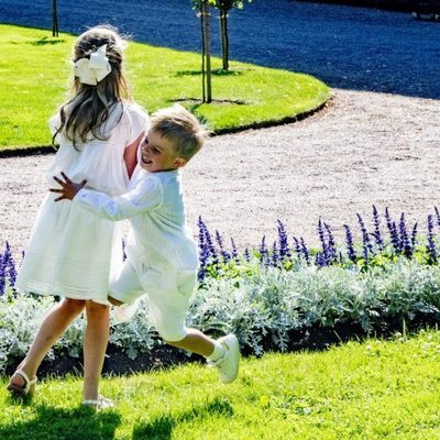 Estela y Oscar de Suecia jugando en los jardines de Solliden