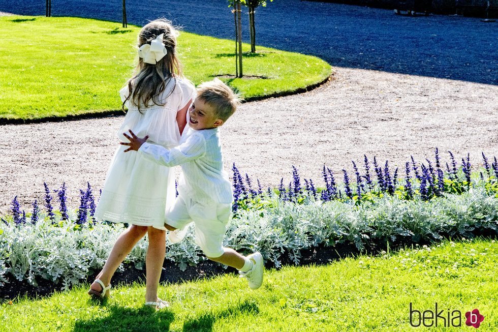 Estela y Oscar de Suecia jugando en los jardines de Solliden
