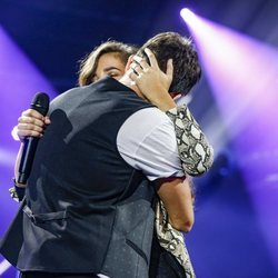 Julia Medina y Carlos Right abrazados tras su actuación en 'OT2018'
