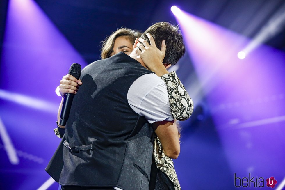 Julia Medina y Carlos Right abrazados tras su actuación en 'OT2018'