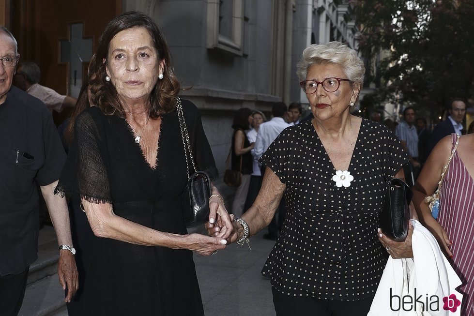 Carmen Quesada e Isabel  Sensat, la viuda y la exmujer de Arturo Fernández, juntas en su funeral