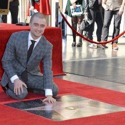 Daniel Radcliffe recibiendo su estrella en el Paseo de la fama de Hollywood
