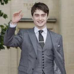 Daniel Radcliffe saludando
