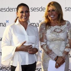 Isabel Pantoja y Cristina Tárrega en un evento publicitario