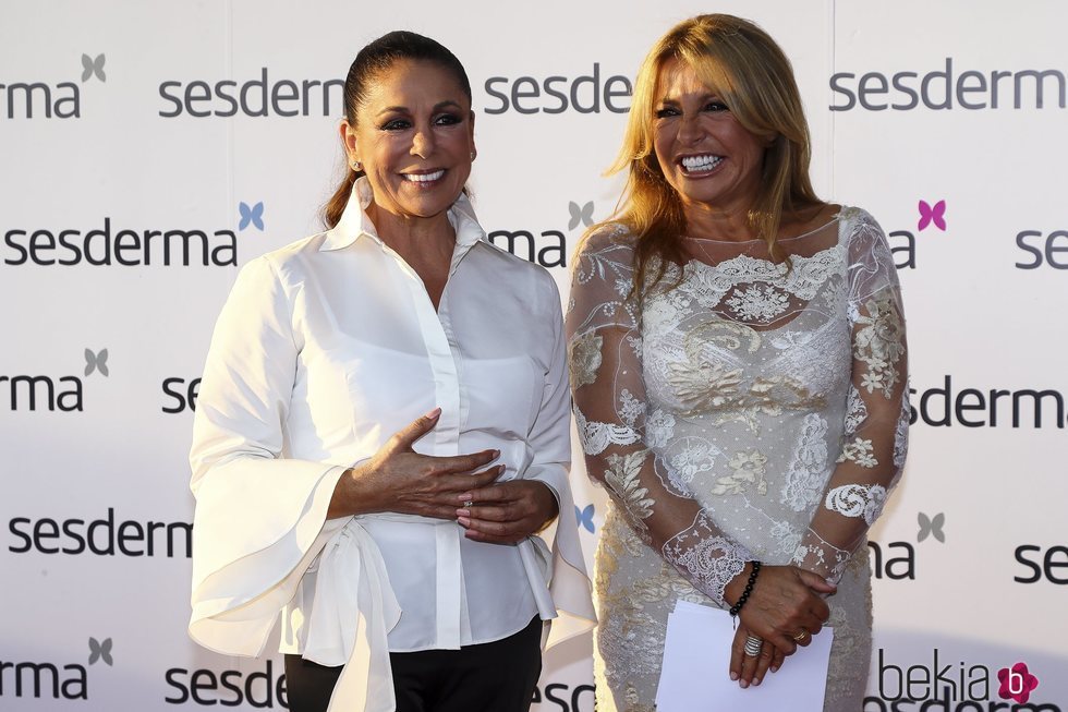 Isabel Pantoja y Cristina Tárrega en un evento publicitario