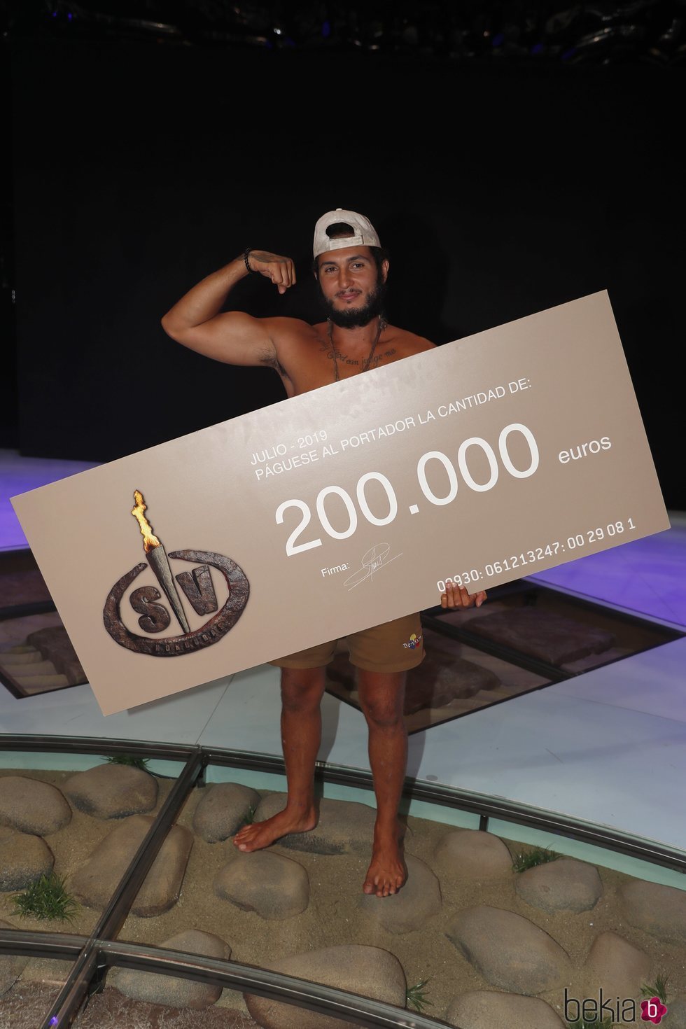 Omar Montes posando con el cheque de ganador de 'Supervivientes 2019'