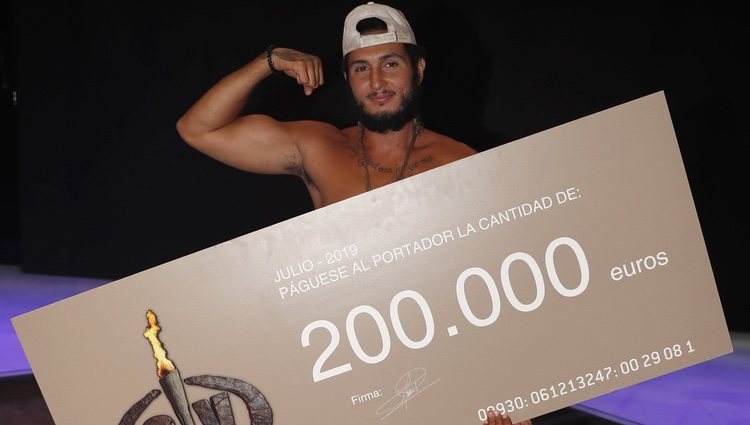 Omar Montes posando con el cheque de ganador de 'Supervivientes 2019'