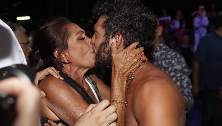 Isabel Pantoja besando a Omar Montes en la final de 'Supervivientes 2019'