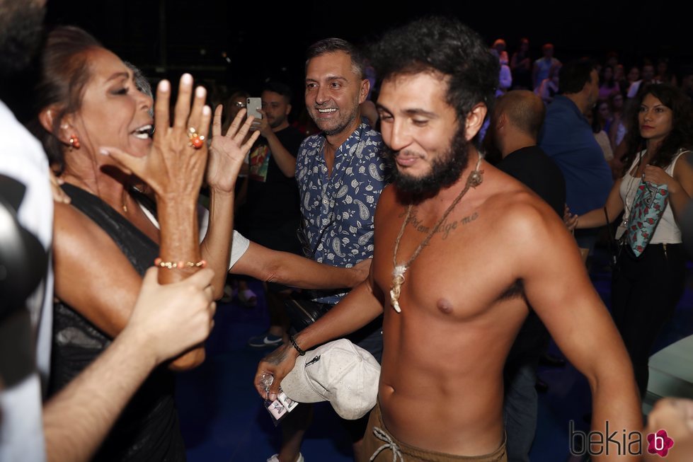Isabel Pantoja felicitando a Omar Montes tras convertirse en ganador de 'Supervivientes 2019'