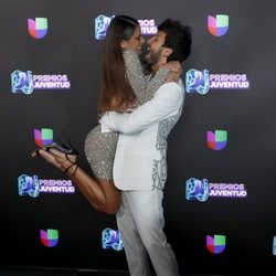Tini Stoessel y Sebastián Yatra posando juntos en el photocall de Premios Juventud 2019