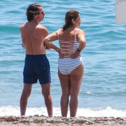 José María Aznar y Ana Botella mirando al mar en Marbella