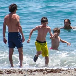 José María Aznar, Ana Botella y sus nietos en la playa