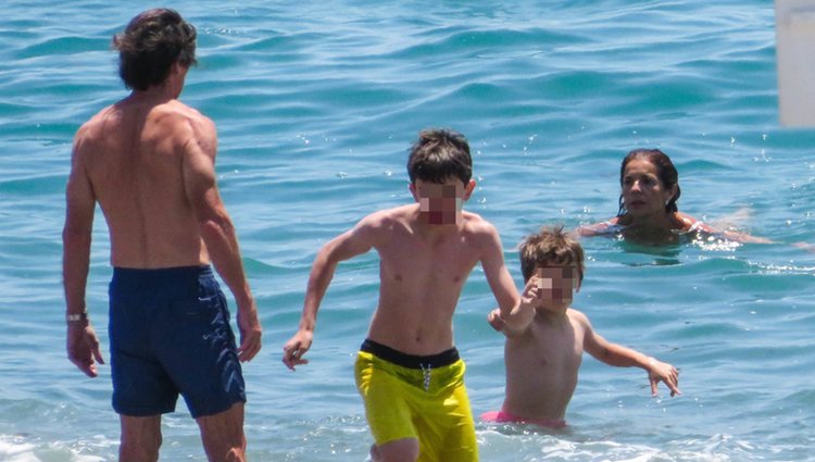 José María Aznar, Ana Botella y sus nietos en la playa