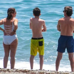 José María Aznar, Ana Botella y su nieto mirando el mar en Marbella
