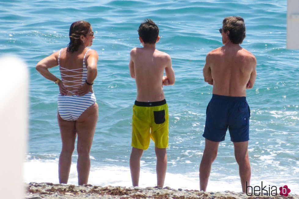 José María Aznar, Ana Botella y su nieto mirando el mar en Marbella