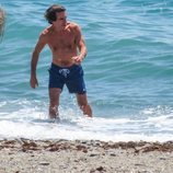 José María Aznar con el torso desnudo saliendo del mar