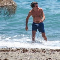 José María Aznar con el torso desnudo saliendo del mar