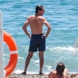José María Aznar con el torso desnudo mirando al mar en Marbella