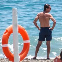 José María Aznar con el torso desnudo mirando al mar en Marbella